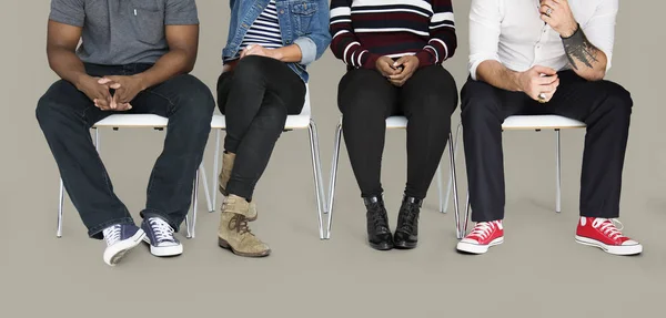 Personnes assises sur des chaises en studio — Photo