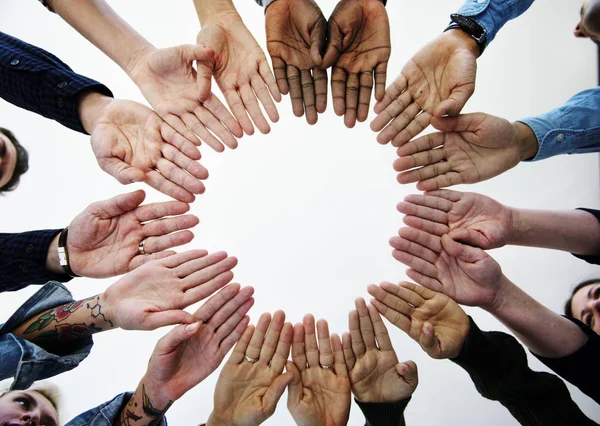 Diversiteit mensen handen samen — Stockfoto