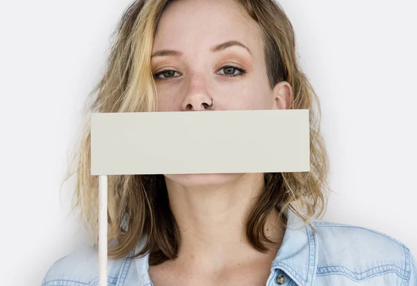 Mulher caucasiana segurando bandeira de papel — Fotografia de Stock