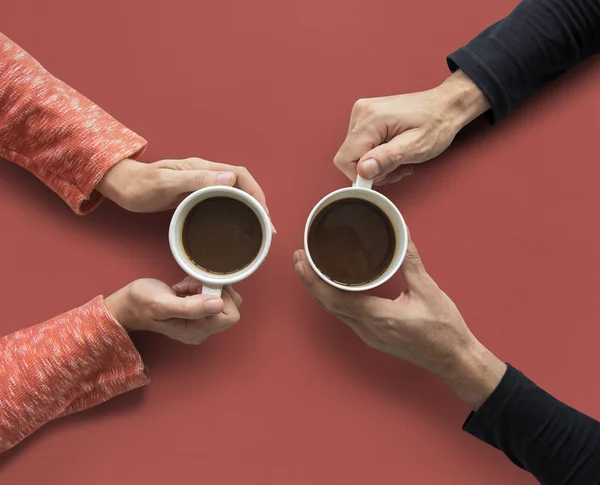 Mãos humanas segurando xícaras de café — Fotografia de Stock