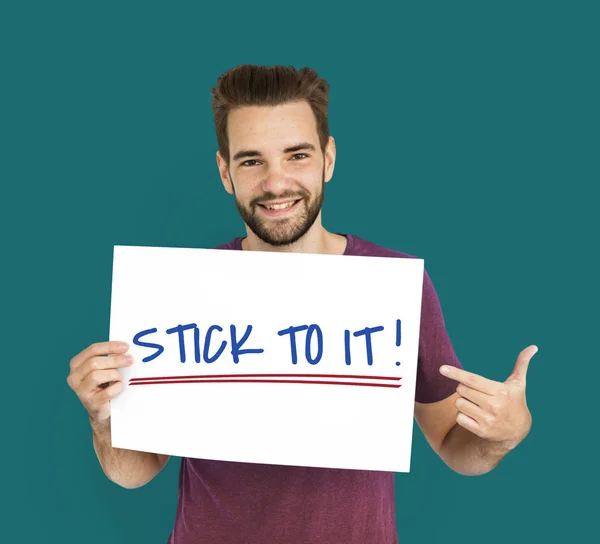 Uomo con la barba tiene cartello — Foto Stock