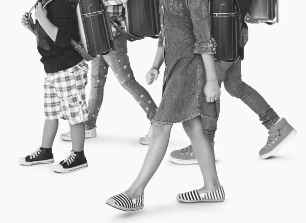 Niños con bolsas caminando —  Fotos de Stock