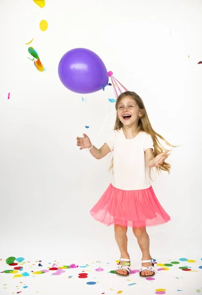 Meisje in feest hoed met ballon — Stockfoto