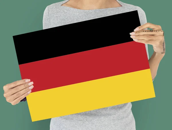 Frau mit Papierplakat — Stockfoto