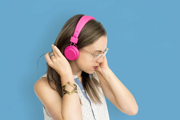 Donna che ascolta musica in cuffia — Foto Stock