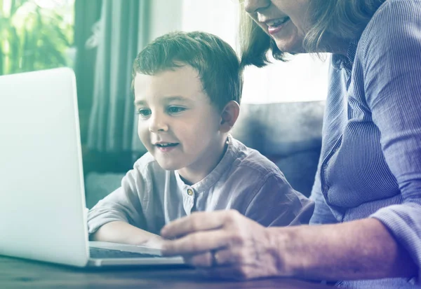 Mormor och barnbarn med laptop — Stockfoto