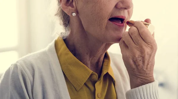 Старша жінка з помадою — стокове фото