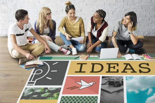 Estudiantes trabajando juntos en el proyecto — Foto de Stock