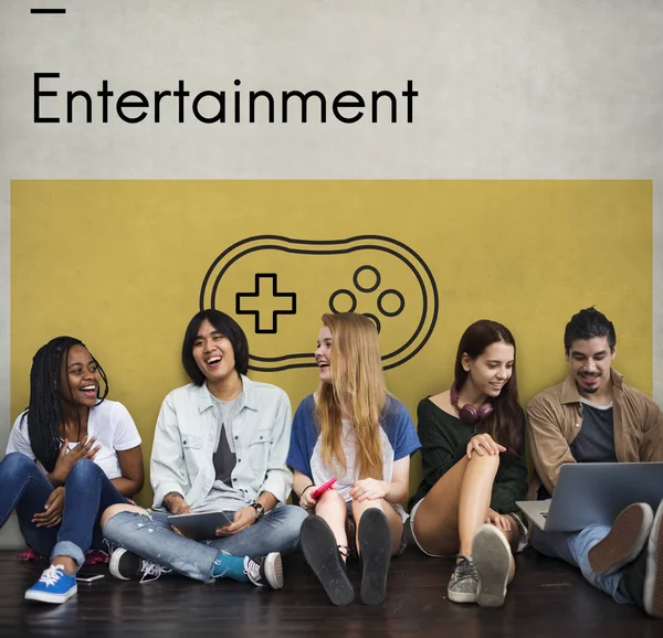 katta oturan çok ırklı arkadaşlar