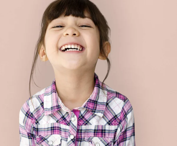 Маленькая смеющаяся девочка — стоковое фото
