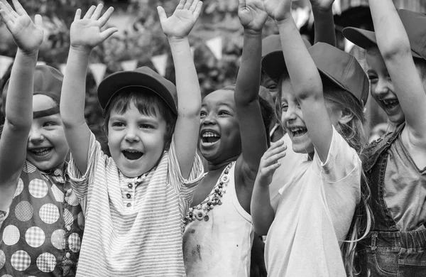 Crianças pequenas felizes sorrindo — Fotografia de Stock