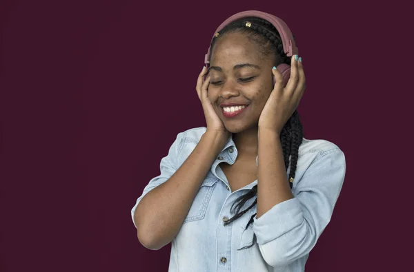 African american vrouw met hoofdtelefoon — Stockfoto