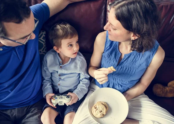 Pais com filho pequeno — Fotografia de Stock