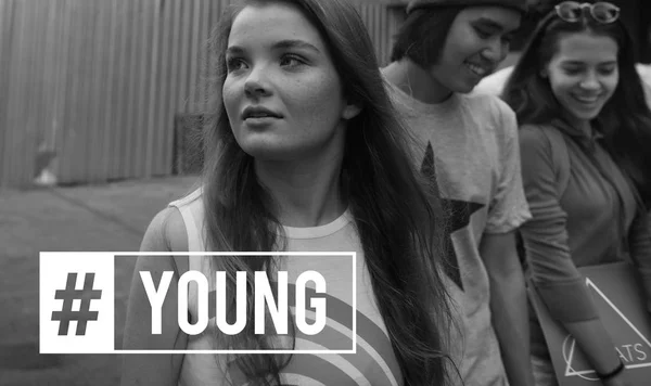 Jovens adolescentes na cidade — Fotografia de Stock
