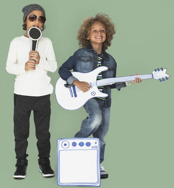 Niños pequeños con guitarra — Foto de Stock
