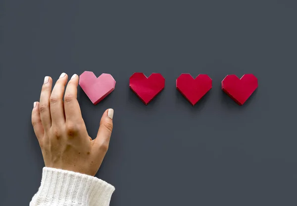 Manos y corazones femeninos — Foto de Stock