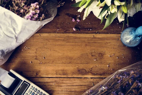 Tabuleta na mesa de madeira — Fotografia de Stock