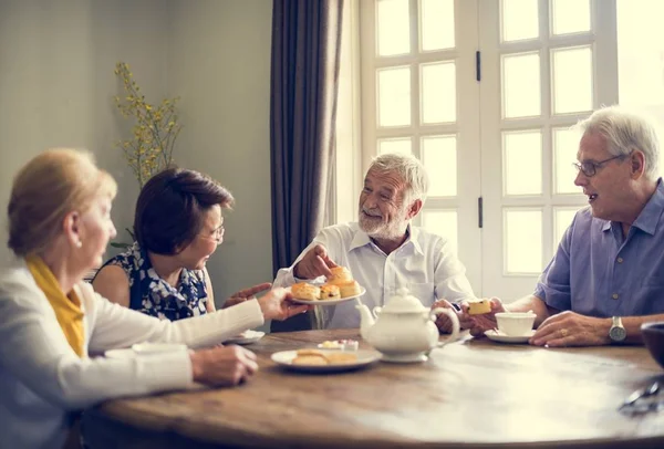 У пожилых людей перерыв на чай — стоковое фото