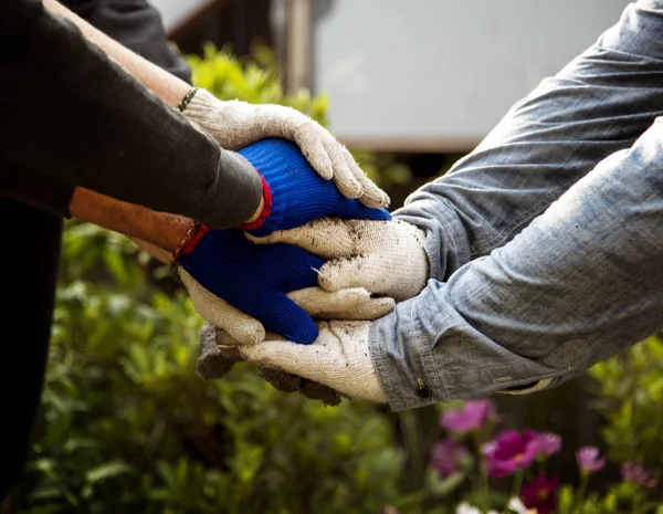 Agricoltori accatastamento mani — Foto Stock