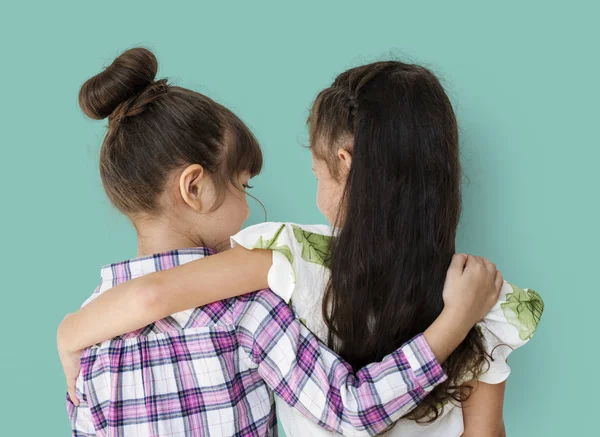 Duas meninas abraçando um ao outro — Fotografia de Stock