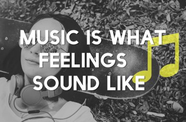 kaykay üzerinde yatan kadın 