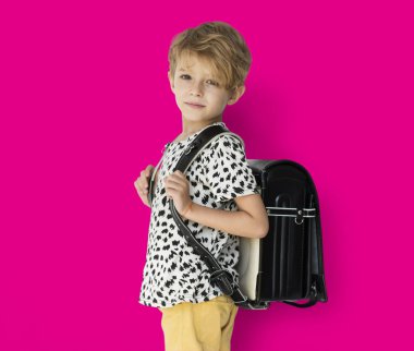 sırt çantası ile sarışın sevimli çocuk