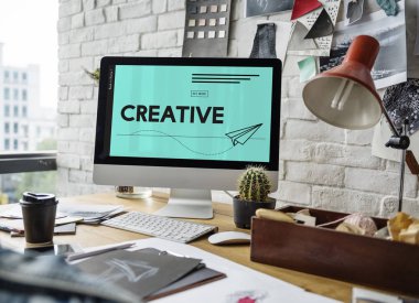 Bilgisayar monitörü moda tasarımcısı işyerinde