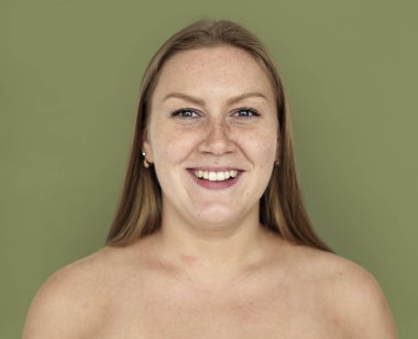 studio poz gülümseyen kadın