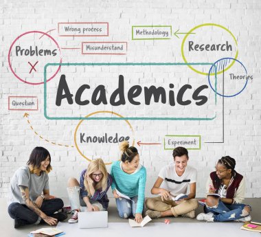 öğrenciler proje üzerinde birlikte çalışma