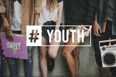 Duvara yakın duran çok ırklı rahat insanlar