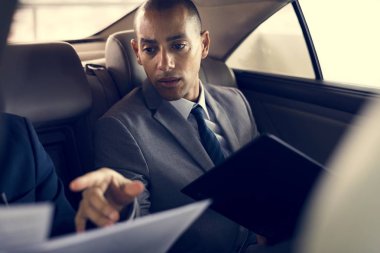 İş erkekler rapor hakkında konuşmak 