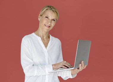 Dizüstü bilgisayar kullanan kadın