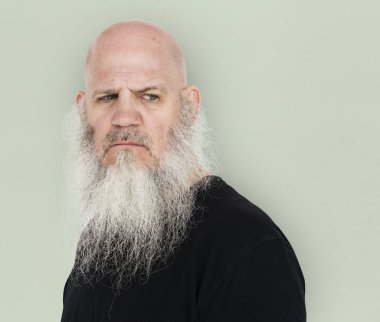 Yaşlı sakallı adam.