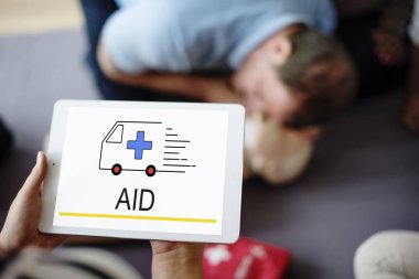 Tablet kullanan kişi