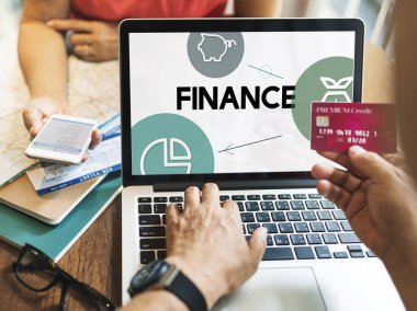 dizüstü bilgisayarda klavyede yazan adam 