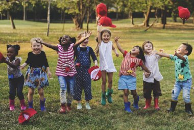 küçük çocuklar eğleniyor Parkı'nda