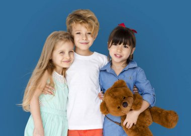 Çocuklar birlikte sarılma