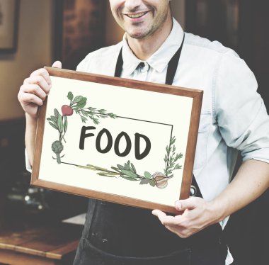 siyah önlük poster tutan adam