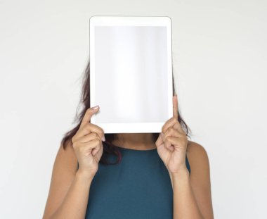Dijital tablet tutan kadın 