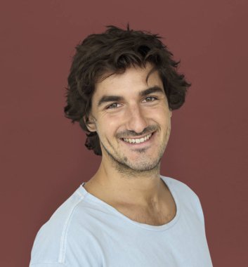 Genç gülümseyen yüz adam