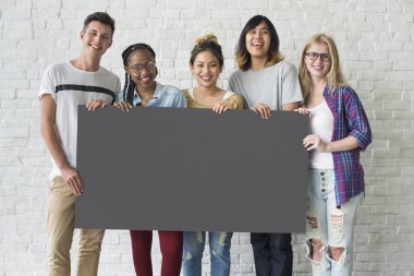 Öğrenciler boş afiş tutarak