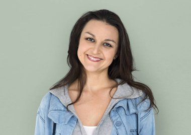 Gülümseyen esmer kadın.