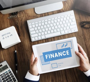 Dijital tablet elinde olan adam