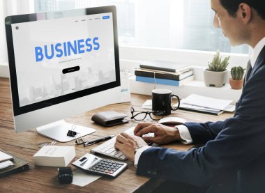 Ofiste bilgisayar kullanarak iş adamı