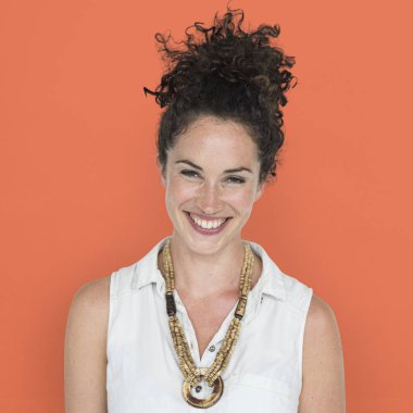 Stüdyo gülümseyen içinde kıvırcık saçlı kadın