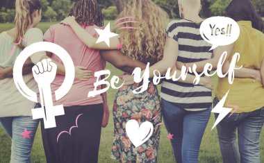 Beş kadın Parkı önünde kucaklayan