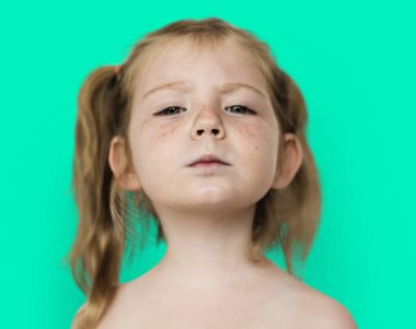 Stüdyo poz içinde kız çıplak göğüslü