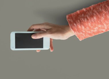 El ele tutuşan akıllı telefon.