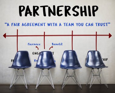 Duvar tarafından boş sandalyeler