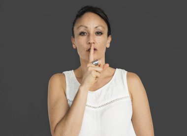 Sessizlik işareti gösteren kadın